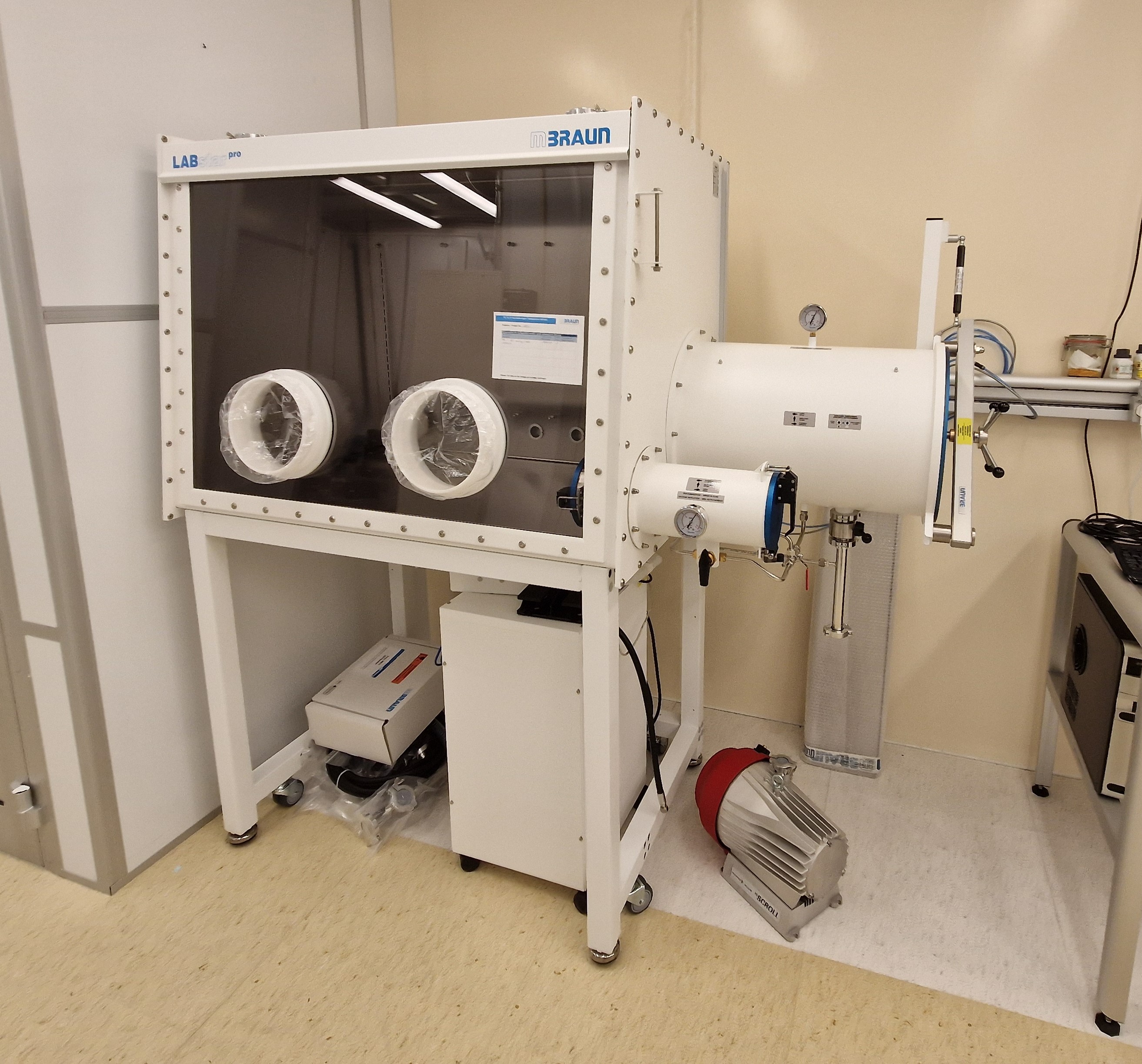 Picture of Glove Box - 2D materials