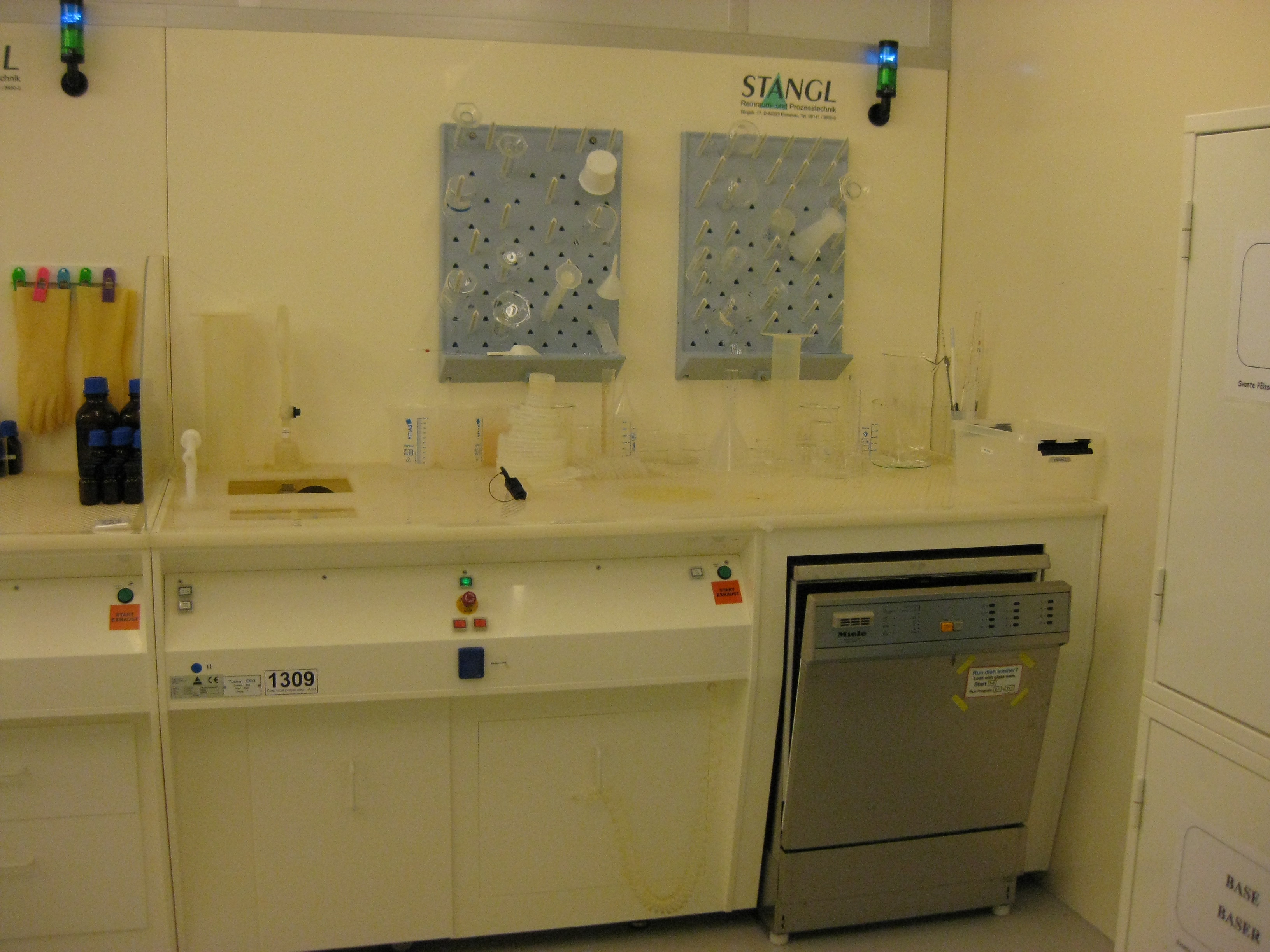 Picture of Wet Bench - Acid & Base - Chemical preparation